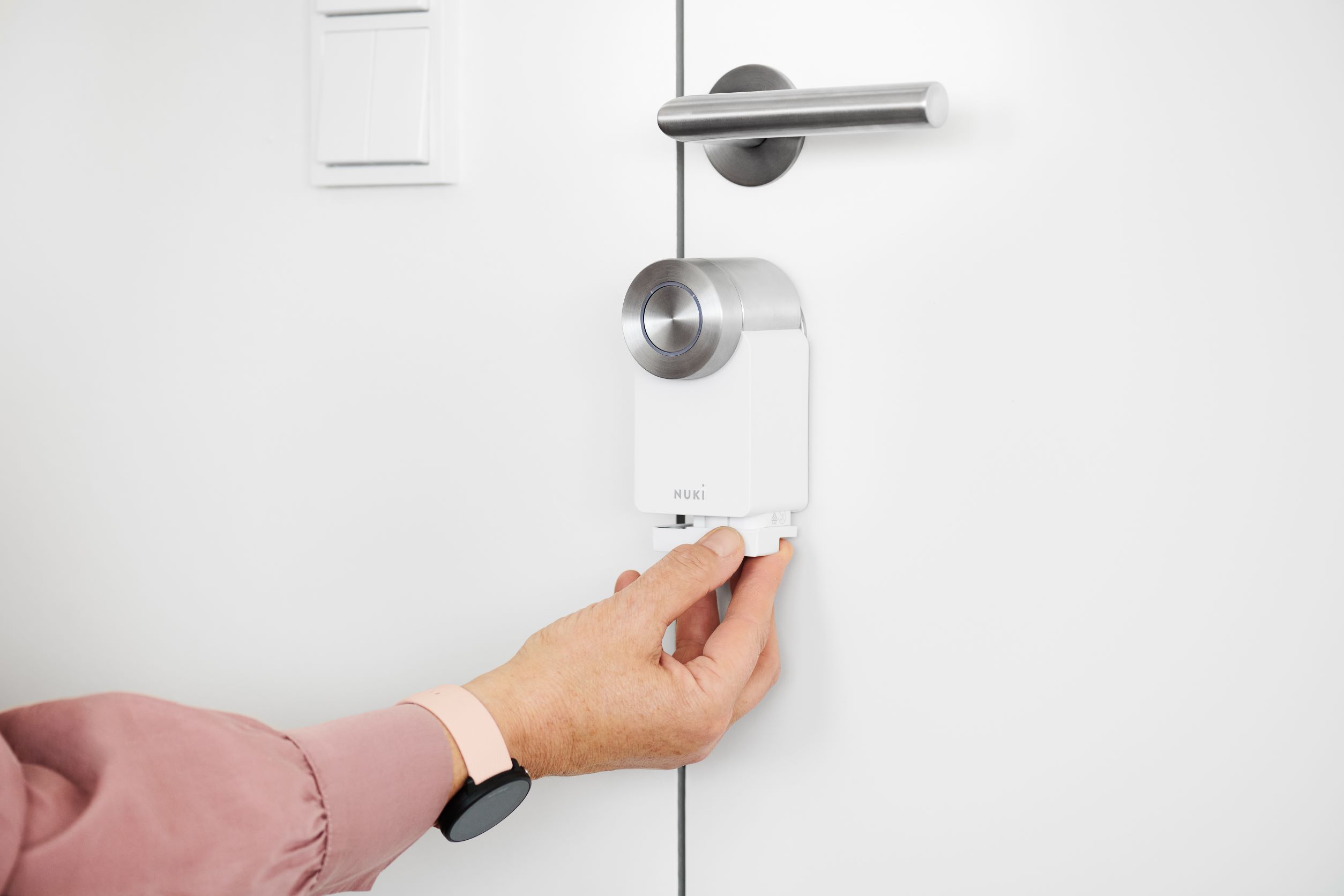 Das Smart Lock ist an der Tür befestigt. Am unteren Ende des Smart Locks befindet sich das Batteriefach. Dort kannst du das Power Pack montieren. 