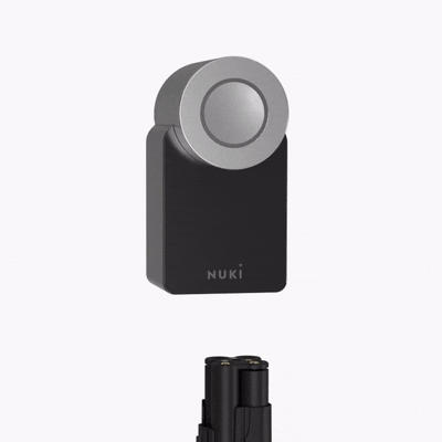 Auf der Unterseite des Smart Locks fefindet sich das Batteriefach. Dort kannst du das Power Pack montieren.